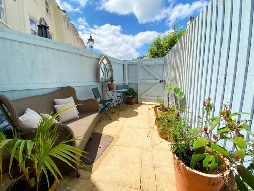 Lisburne Place - Luxury Three Bedroom Town House - image 3