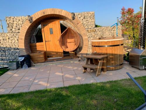 Vybavení, Winter escape luxury hobbit house with hot tub in Sheerness