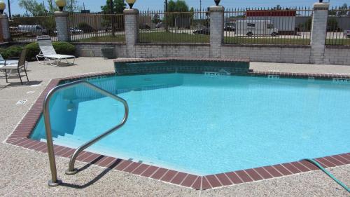 Magnolia Inn and Suites - image 2