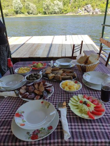 Mali Raj Apartmani in Karuč