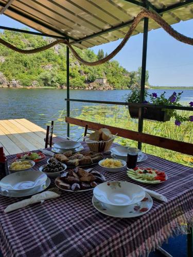 Mali Raj Apartmani in Karuč