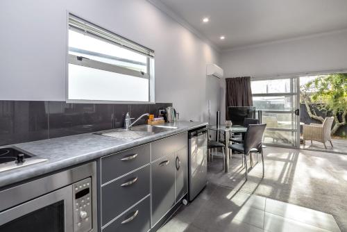 Konyha, TWO FOUR COLOGNE in Martinbourough