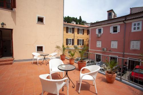 ระเบียง/ชานเรือน, Arcobaleno Apartments in พิราน