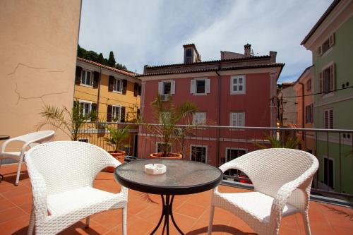 ระเบียง/ชานเรือน, Arcobaleno Apartments in พิราน