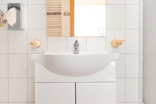 Single Room with Private Bathroom image 5