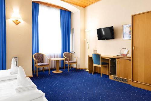 Double or Twin Room with Private Bathroom image 4