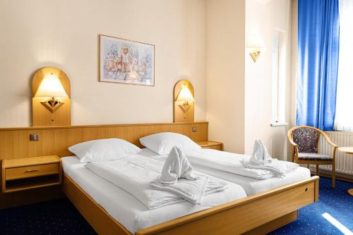 Double or Twin Room with Private Bathroom image 7