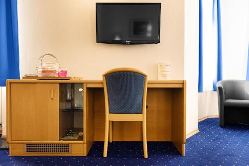 Double or Twin Room with Private Bathroom image 8