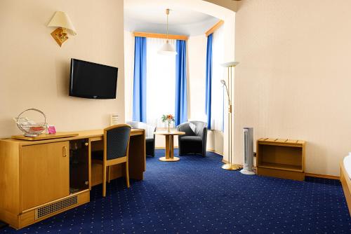 Double or Twin Room with Private Bathroom image 9