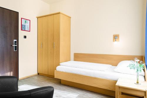Single Room with Shared Toilet image 6