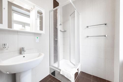 Double or Twin Room with Shared Toilet image 4