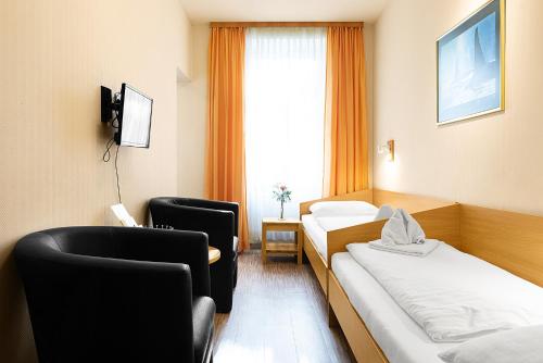 Double or Twin Room with Shared Toilet image 10