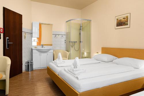 Double or Twin Room with Shared Toilet image 8