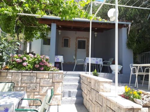 Apartment in Omis with sea view, terrace, Wi-Fi (161-2)