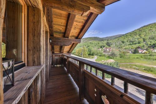 Balkons/terase, Chalet Hohneck 4 étoiles, vieux bois et pierre, SPA, sauna, borne de recharge (Chalet Hohneck 4 etoiles, vieux bois et pierre, SPA, sauna, borne de recharge) in Stosvīra