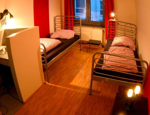 Heart of Gold Hostel Berlin Room Type - Twin Room with Shower