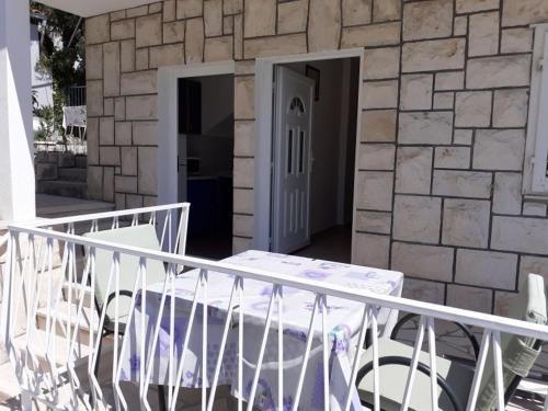  Apartment in Omiš with sea view, balcony, Wi-Fi (161-3) in Omiš