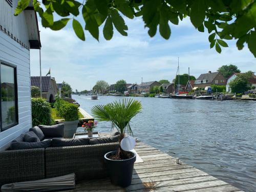 Holiday home at the water, fire place, boat and SUP rent, near Amsterdam