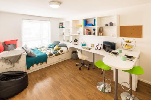 Spacious Plymouth Studios at St Augustines House - ideal for city break! in 埃福德