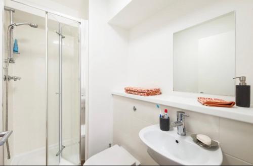 浴室, Spacious Plymouth Studios at St Augustines House - ideal for city break! in 埃福德