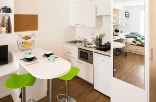 廚房, Spacious Plymouth Studios at St Augustines House - ideal for city break! in 埃福德