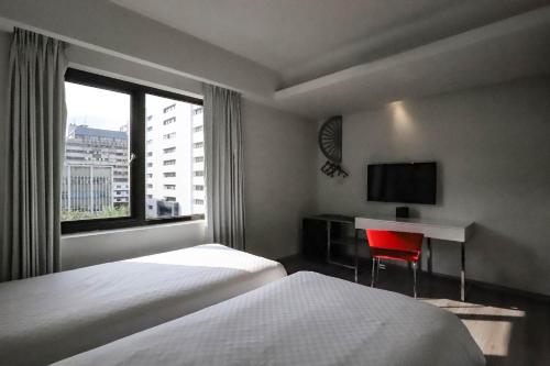 Standard Twin Room image 10