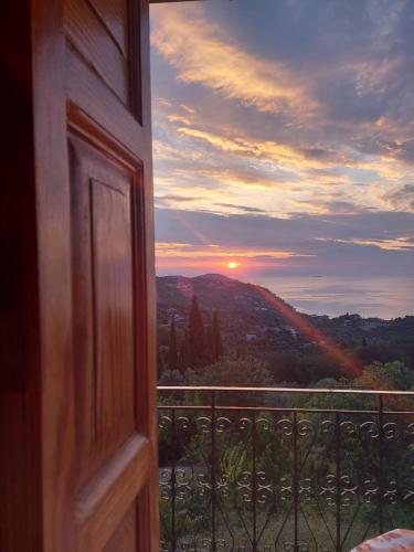 . Μπαλκόνι του Αιγαίου father's house in Kimi