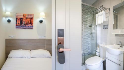 Bathroom, Golden Alcala in Ciudad Lineal