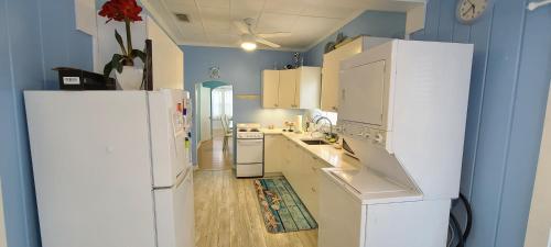 Lake Worth Beach Paradise Cove Cottage 2-1Bedroom in 萊克沃思