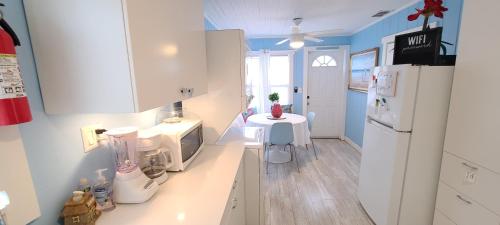 Lake Worth Beach Paradise Cove Cottage 2-1Bedroom in 萊克沃思