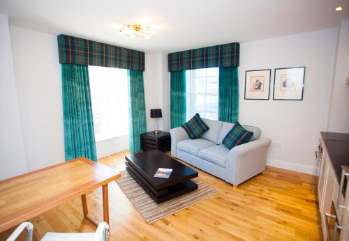 Royal Athenaeum Suites - image 9