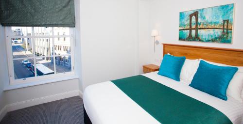 Royal Athenaeum Suites - image 2