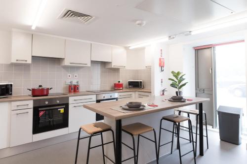 Student Only - Shared and Private Apartments in Coventry