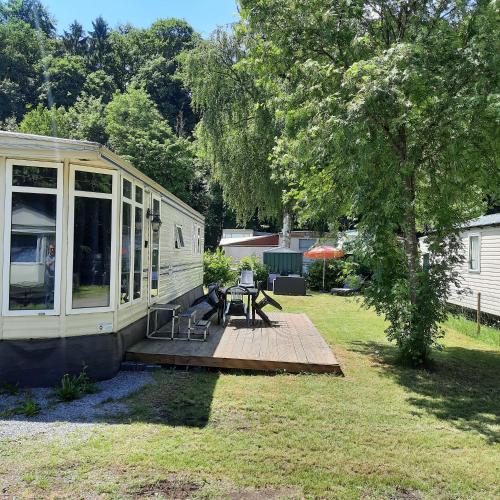  Luxe-stacaravan op bekende visserscamping in Blier