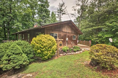 Secluded Stanardsville Cabin with 10 Acres and Hot Tub in Stanardsville, USA