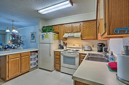 Coastal Condo with Pool Access - Walk To Beach! in Isle of Palms, USA
