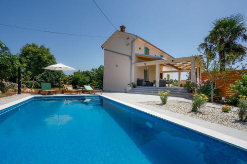 Crassula Summer Villa with Private Pool