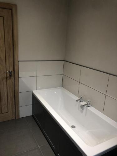 Vannas istaba, Luxury Barn & Hot Tub at Escape to the Stables in Llandyrnog