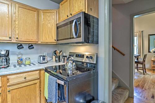 Cozy Maggie Valley Cottage with Deck and Mtn View - image 5