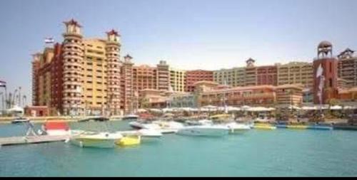普特玛丽娜度假村&温泉酒店 (Porto Marina Resort & Spa) in 阿莱曼