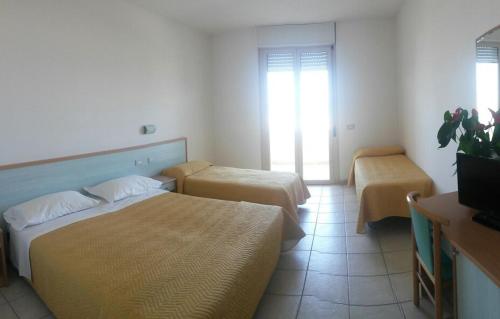 1 queen bed, 2 twin beds