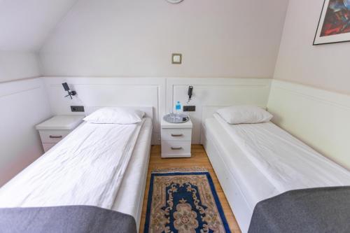 2 twin beds