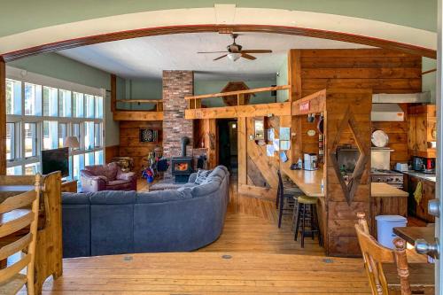 East Burke Home on Kingdom Trails Near Ski Resort in 林肯市中心