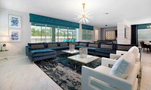 Polished 9 Bdrm Property with Spillover Spa in Solara - image 3