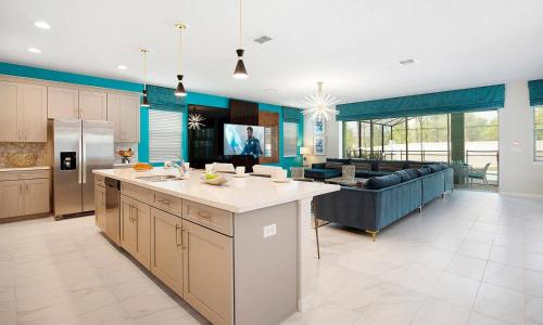 Polished 9 Bdrm Property with Spillover Spa in Solara - image 5
