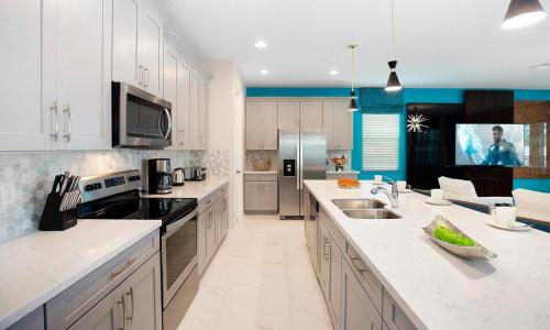Polished 9 Bdrm Property with Spillover Spa in Solara - image 7