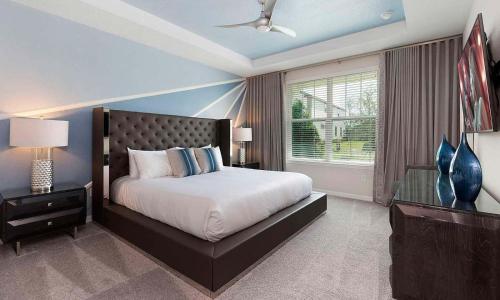 Polished 9 Bdrm Property with Spillover Spa in Solara - image 11