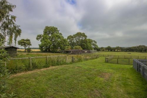 Stunning Barn Conversion next to Horse Field sleeps 10