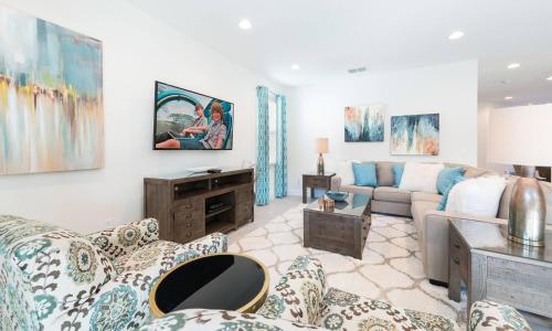 Chic 6 Bdrm Retreat with Private Pool in Encore - image 3