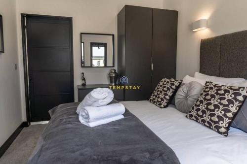 LUXURY LODGE RIVER THAMES - WINDSOR MARINA - PARKING